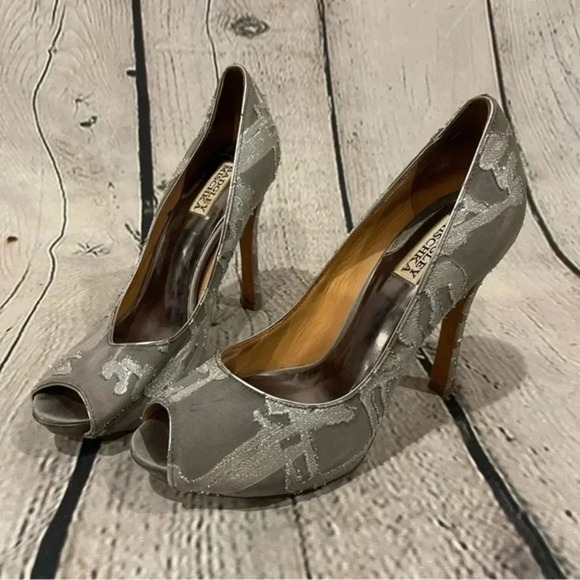 BADGLEY MISCHKA Women’s Grey & Silver Pump Heels size 9M - Picture 1 of 10